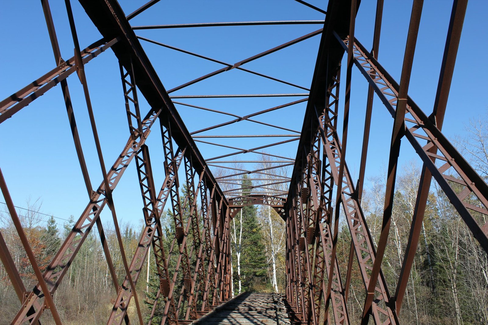 Upper lateral bracing and sway bracing